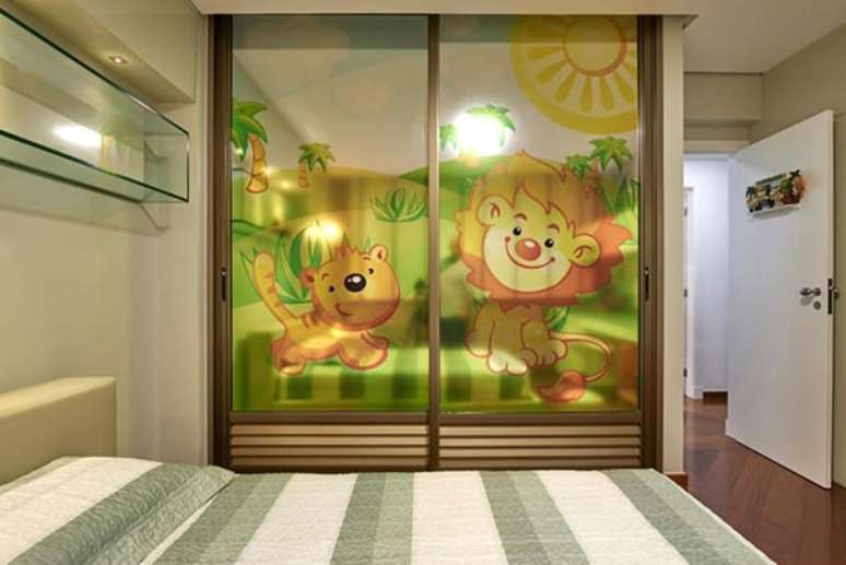 46- No quarto infantil planejado, a porta do armário é de vidro e tem adesivo com desenhos infantis. Fonte: Gislene Lopes
