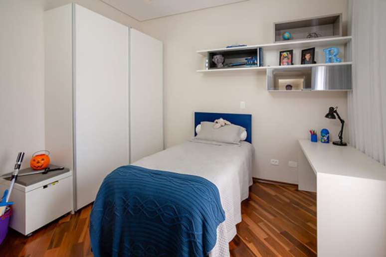 48- O quarto infantil planejado simples tem os nichos atrás da cabeceira da cama. Fonte: Andrea Petini