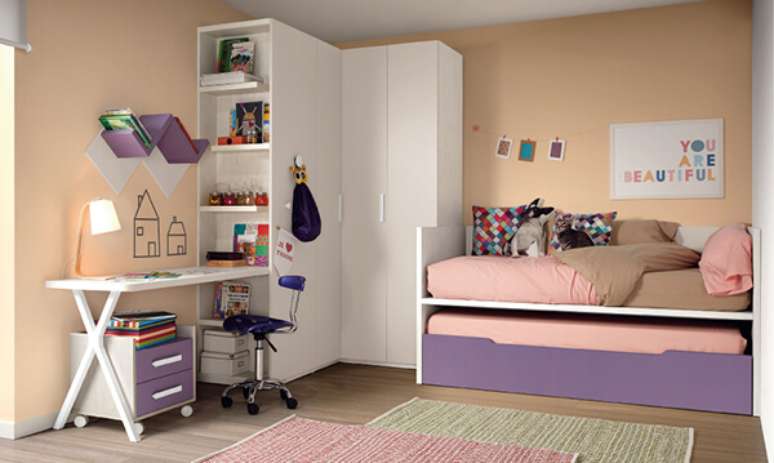 49- No quarto infantil planejado, o armário em L aproveita o canto do cômodo. Fonte: Kibuc