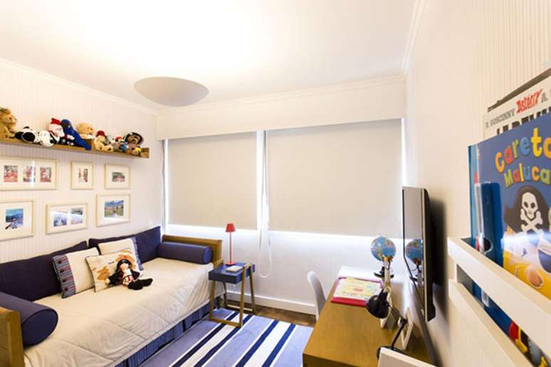 51- O quarto infantil planejado tem escrivaninha e cama com o mesmo padrão de madeira. Fonte: Decore planejados Idélli