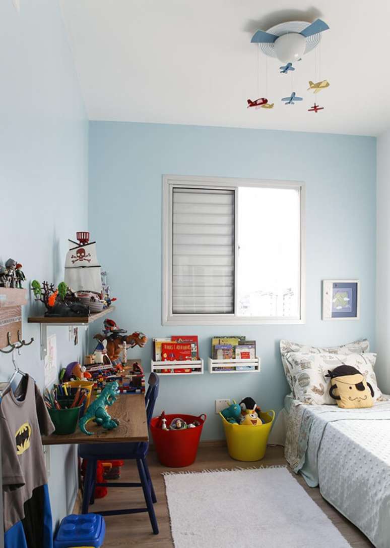 53- O quarto infantil planejado para apartamento pequeno tem prateleiras e cabideiro para acomodar roupas e brinquedos. Fonte: Buji Decoração Reuso