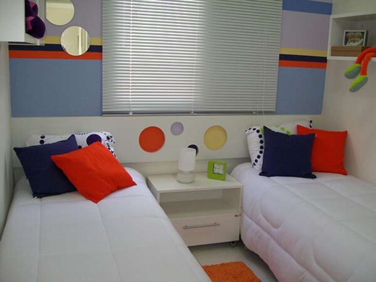 54- No quarto infantil planejado pequeno com duas camas, criado mudo separa os leitos. Fonte: Kátia Pimenta