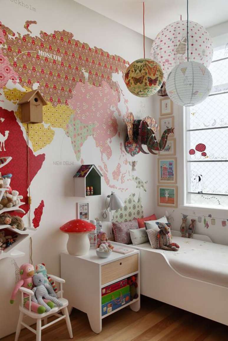 55- O quarto infantil planejado tem cama e criado mudo em laca na cor branca. Fonte: Pinterest