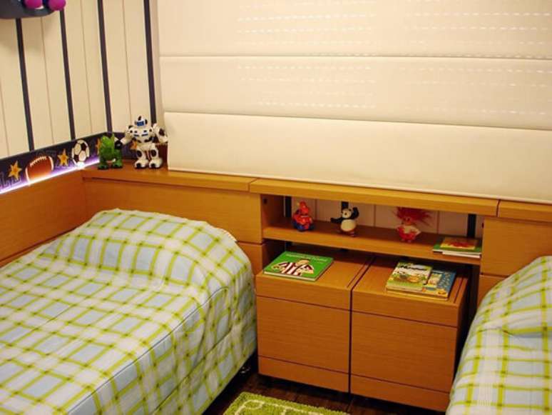 56- No quarto infantil planejado com duas camas, o criado mudo e a cabeceira ba&uacute; organizam o espa&ccedil;o e guardam os objetos. Fonte: Roberta Andreolla
