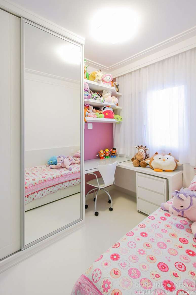 60- No quarto infantil planejado, a escrivaninha em L tem gaveteiro com rodinhas. Fonte: Caroline Manfrin