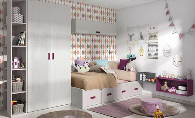 62- No quarto infantil planejado, a cama tem gavetões e o guarda roupa nichos para guardar objetos e brinquedos. Fonte: Kibuc