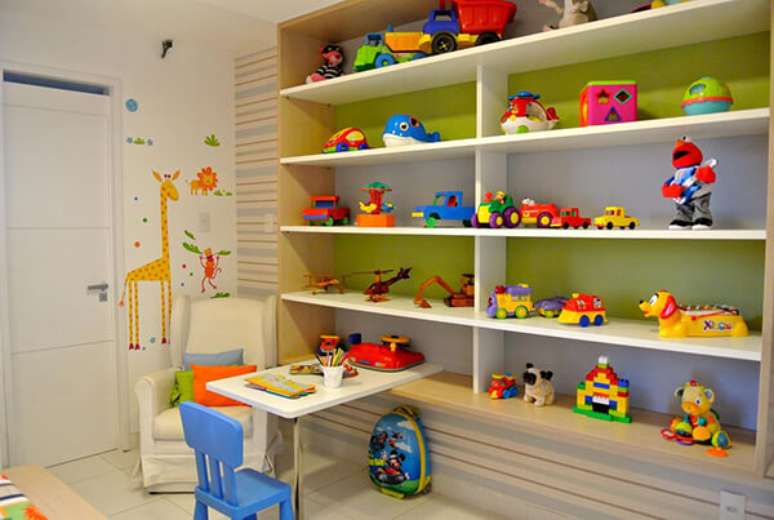 64- No quarto infantil planejado, a mesinha de estudos é embutida na estante de brinquedos. Fonte: Suellen Montenegro Bezerra