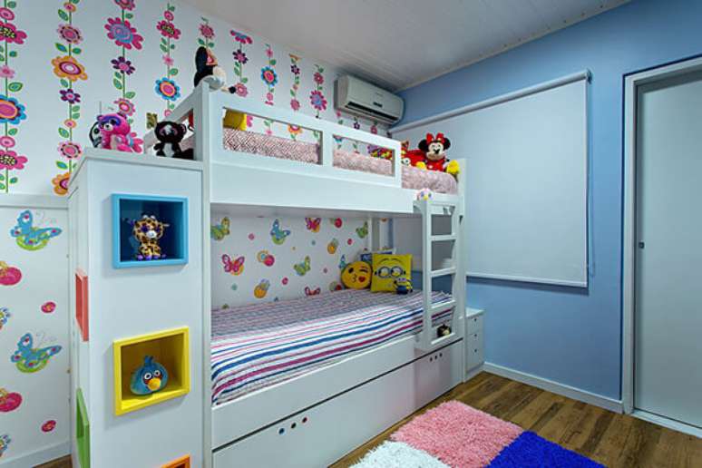 7- No quarto infantil planejado com duas camas, a beliche &eacute; uma &oacute;tima op&ccedil;&atilde;o para &aacute;reas reduzidas. Fonte: Milla Holtz
