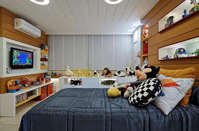 65- No quarto infantil planejado, os nichos s&atilde;o utilizados para guardar os brinquedos e tamb&eacute;m como suporte para TV. Fonte: Karla Oliveira