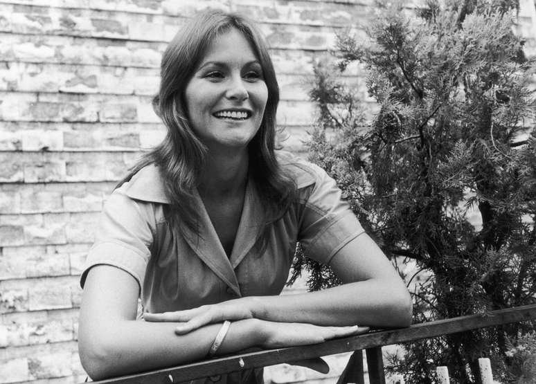 Linda Lovelace estrela em um v&iacute;deo porn&ocirc; chamado Garganta Profunda. Mais tarde, ela disse que tinha sido for&ccedil;ada a participar e virou uma ativista anti-porn&ocirc;