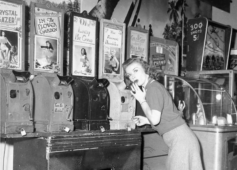 A atriz Debbie Rae posa em frente a uma s&eacute;rie de 'caixas de perspectiva' de filmes pornogr&aacute;ficos