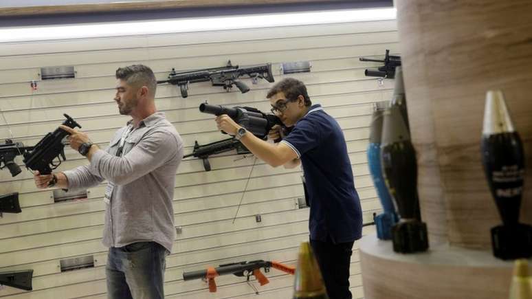 Feira de armas realizada no Rio em abril; temor &eacute; que flexibiliza&ccedil;&atilde;o no porte de armas leve ao aumento nos n&uacute;meros de mortes