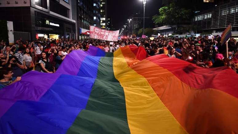 Protesto pelos direitos LGBTI+ em S&atilde;o Paulo, em setembro de 2017; essa popula&ccedil;&atilde;o est&aacute; mais vis&iacute;vel e ativa, mas tamb&eacute;m mais vulner&aacute;vel &agrave; viol&ecirc;ncia