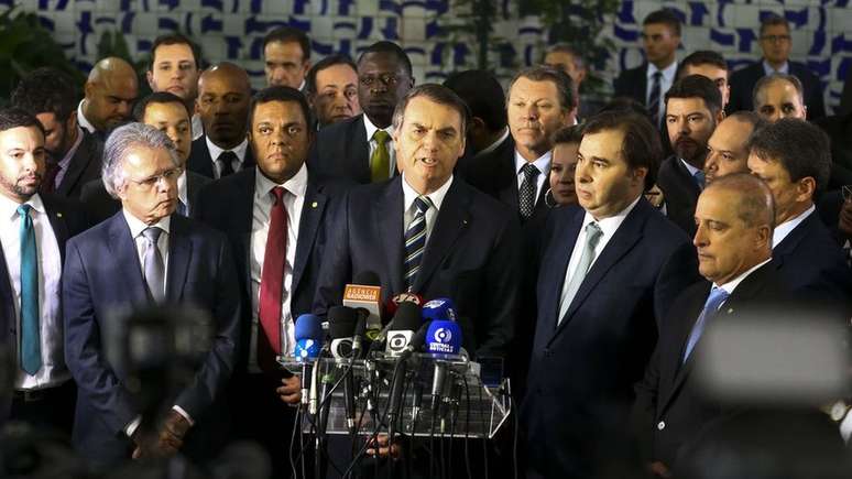 Jair Bolsonaro foi à Câmara dos Deputados para entregar ao presidente Rodrigo Maia o projeto de lei que altera o Código de Trânsito Brasileiro