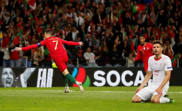 Cristiano Ronaldo comemora um de seus três gols na vitória de Portugal sobre a Suíça, pela Liga das Nações. 5/6/2019  REUTERS/Susana Vera 