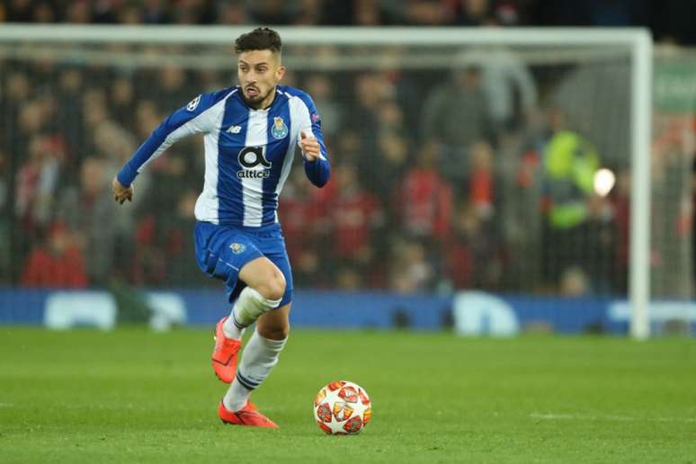 Alex Telles faz boas temporadas pelo Porto e já conquistou um Campeonato Português (Foto: Reprodução/Twitter)