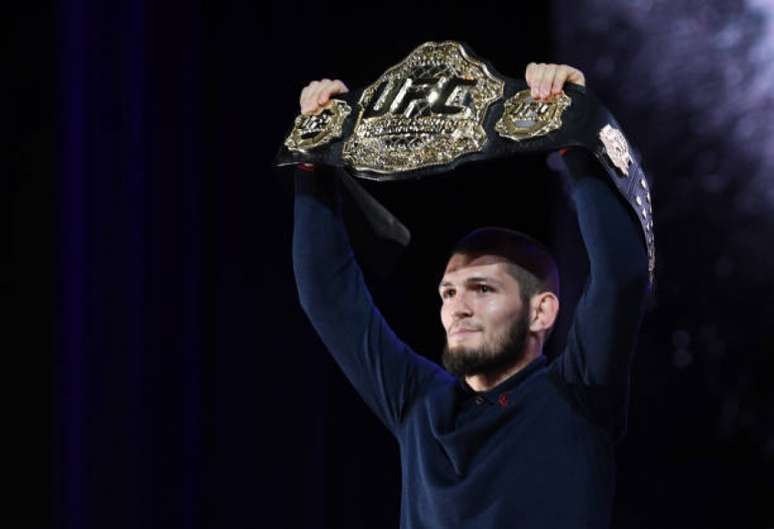 Com luta marcada, Khabib Nurmagomedov renovou recentemente seu contrato com o UFC (Foto: Getty Images)