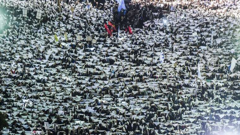 Milhares de pessoas levantaram lenços brancos, emblema das Mães da Praça de Maio, em protesto à decisão da Suprema Corte conhecida como 2 x 1