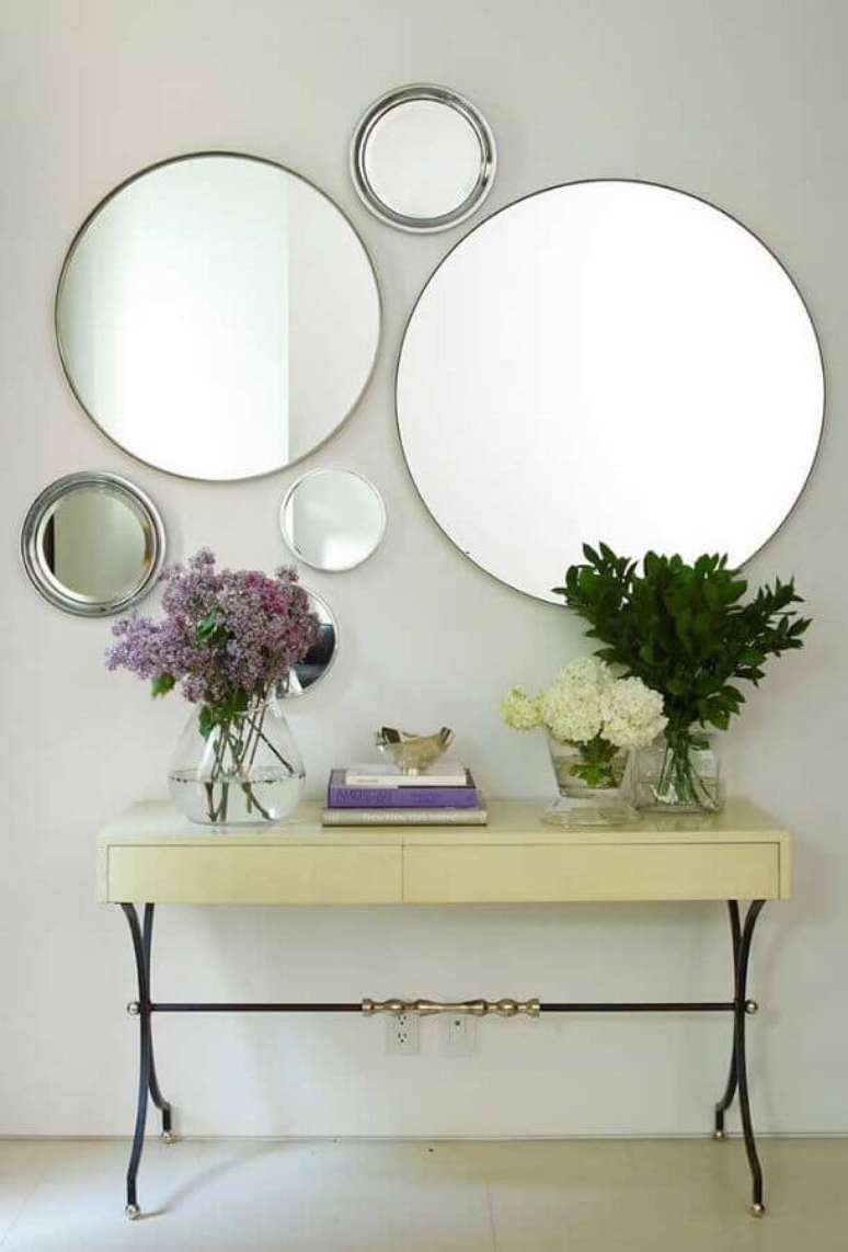 6. Invista em uma decoração com vários tamanhos diferentes de espelhos redondos – Foto: Gutiérrez Larre