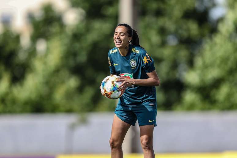 Andressa Alves em treino pela Seleção Brasileira em Portimão