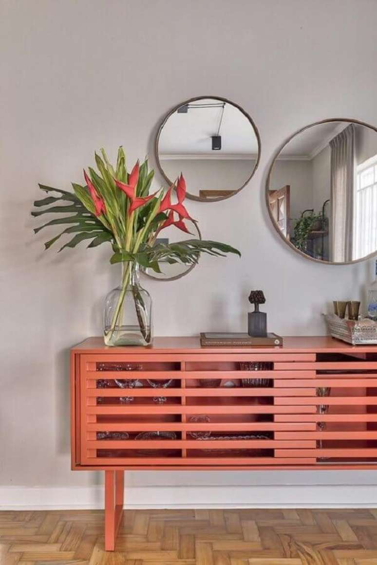 9. Aqui a montagem com tr&ecirc;s espelhos redondos de tamanhos diferentes deu um toque ainda mais charmoso ao buffet coral &ndash; Foto: Casa de Valentina