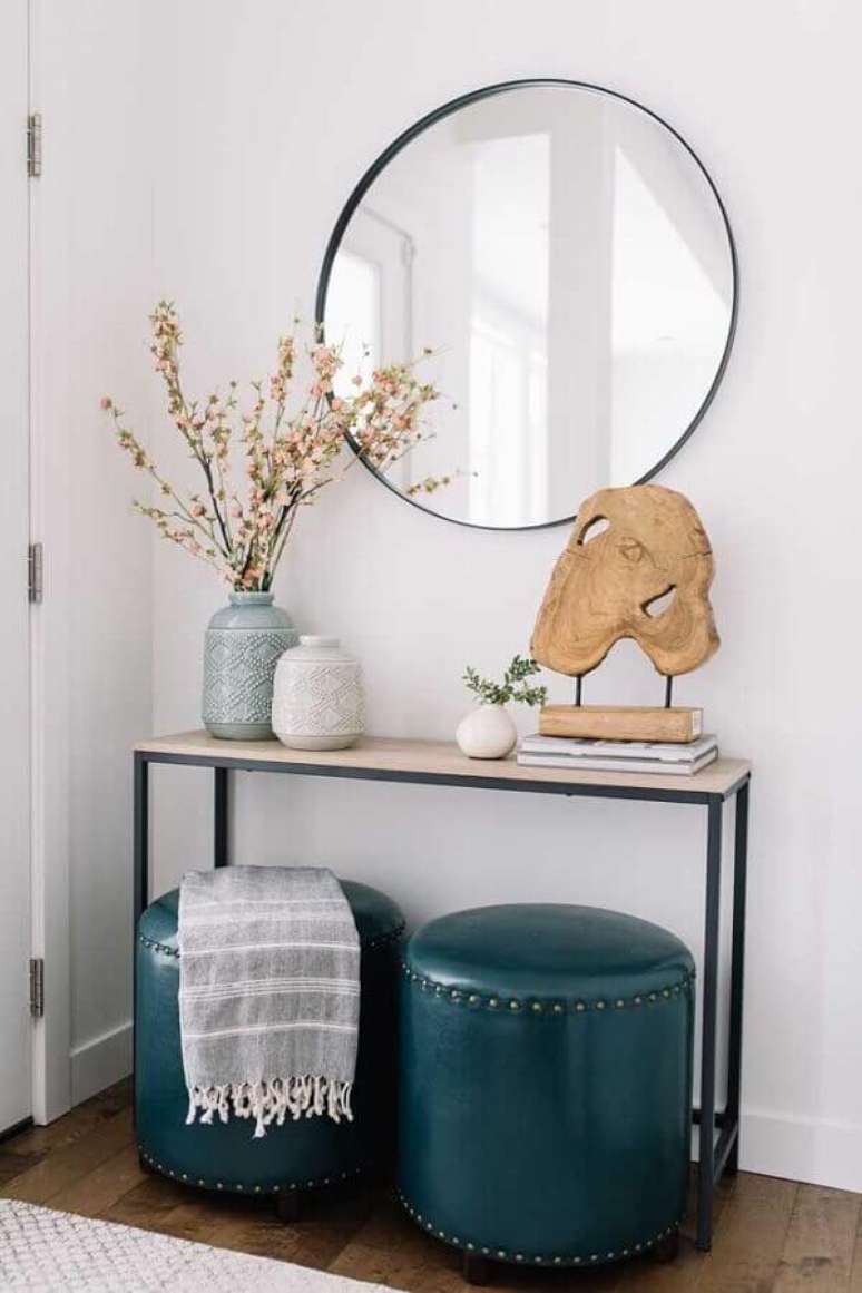 10. Aparador minimalista decorado com puffs azuis e espelho redondo com moldura preta – Foto: Reclining Sofas & Ottoman