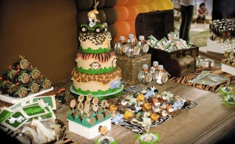 25. Decoração de mesa de doces para festa safári. – Foto: Natália Doces e Quitutes