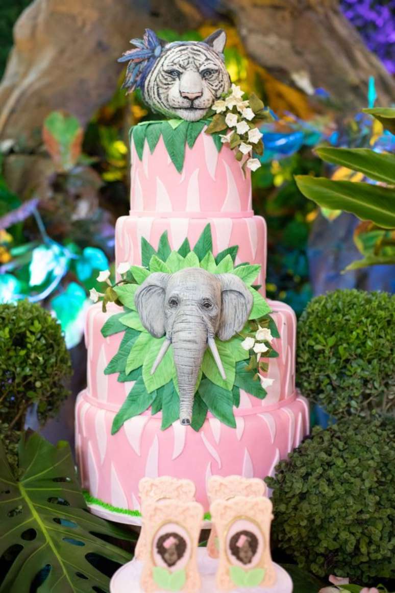 75. Bolo personalizado para festa saf&aacute;ri com detalhes em cor de rosa. &ndash; Foto: Sylvia Guedes