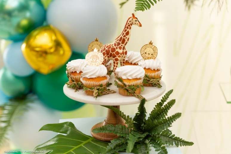 14. Cupcakes na mesa decorada com girafas da festa safári. – Foto: Suanette Photography