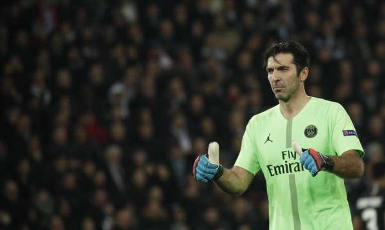 Buffon se sagrou campeão francês com o PSG