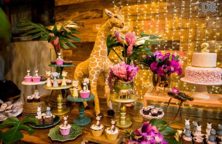 11. Use girafas para tornar a decora&ccedil;&atilde;o festa saf&aacute;ri ainda mais tem&aacute;tica. &ndash; Foto: Kikids Party