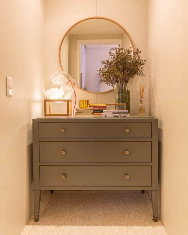 18. Para uma decora&ccedil;&atilde;o rom&acirc;ntica e bem delicada invista no espelho redondo com moldura bem fina &ndash; Foto: Bruno Gap Arquitetura