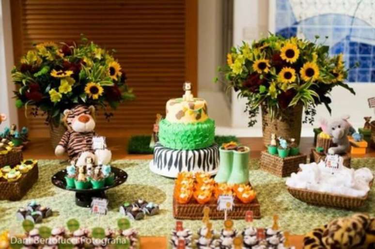 21. Decoração festa safári em casa com muitos docinhos e pelúcias – Foto: Daniel Bertolucci Fotografia