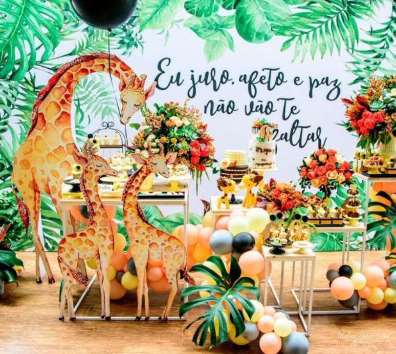 22. O painel com animais na festa saf&aacute;ri &eacute; uma forma de deixar a decora&ccedil;&atilde;o ainda mais incr&iacute;vel. &ndash; Foto: St&eacute;fanie S&aacute;bio Setra