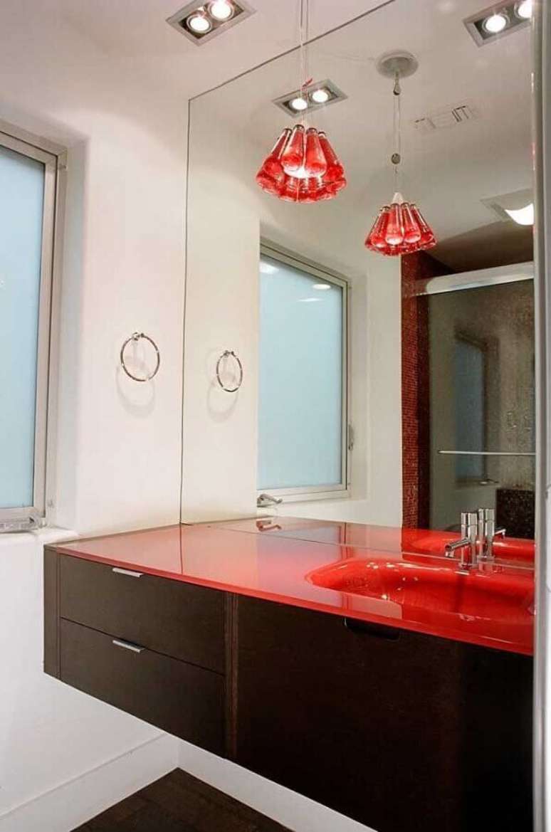 28. Decora&ccedil;&atilde;o em tons de vermelho para banheiro com gabinete de madeira escura &ndash; Foto: Apartment Geeks