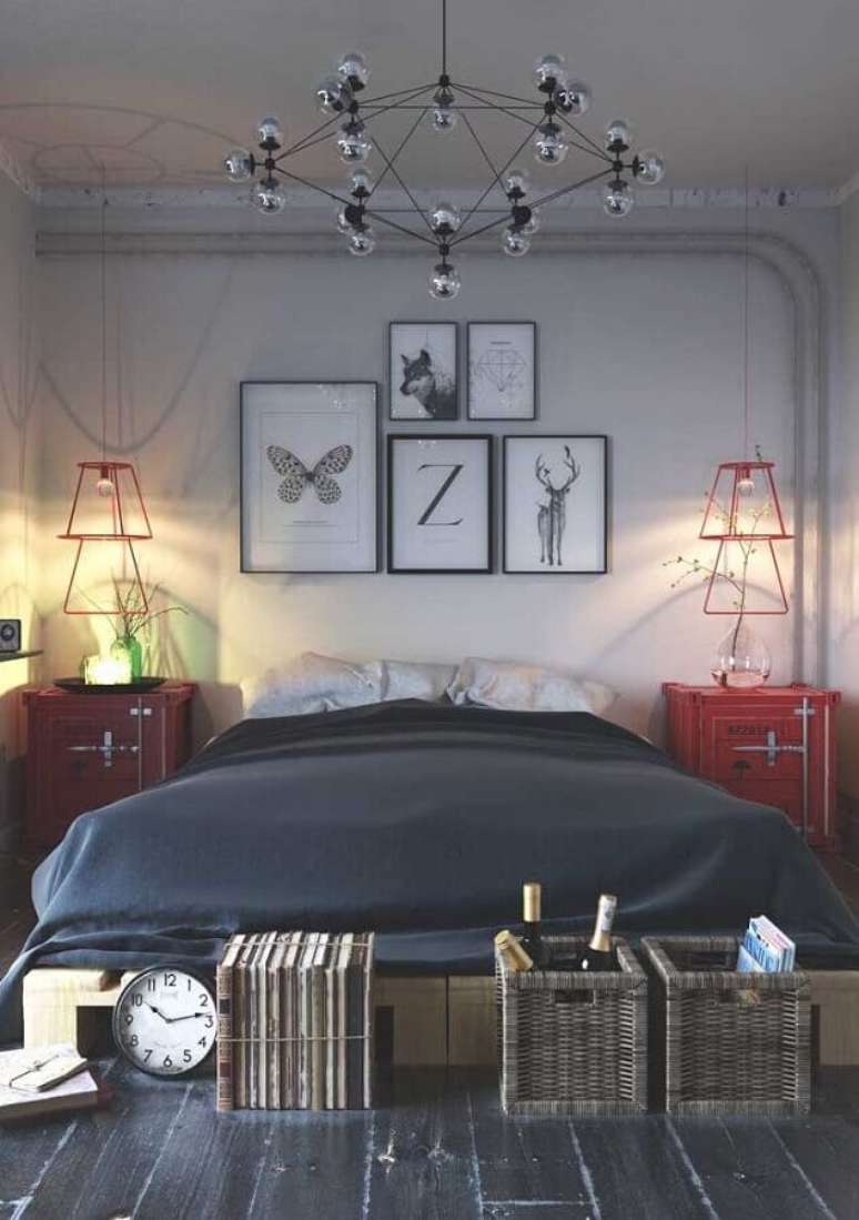 31. Decoração em tons de vermelho para quarto cinza com quadros na cabeceira – Foto: Pinosy