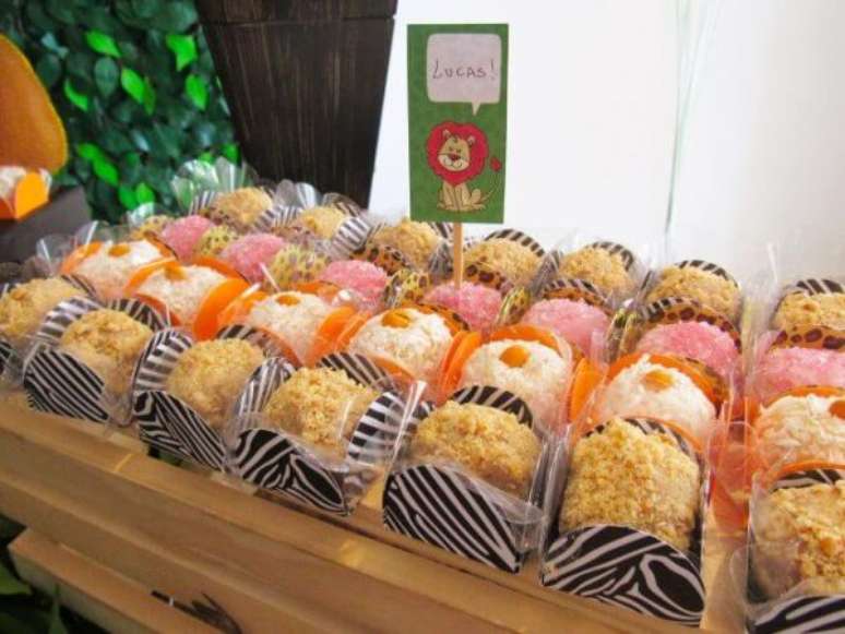 29. Forminhas personalizadas com estampas para os docinhos da festa saf&aacute;ri. &ndash; Foto: Festa Agrabah