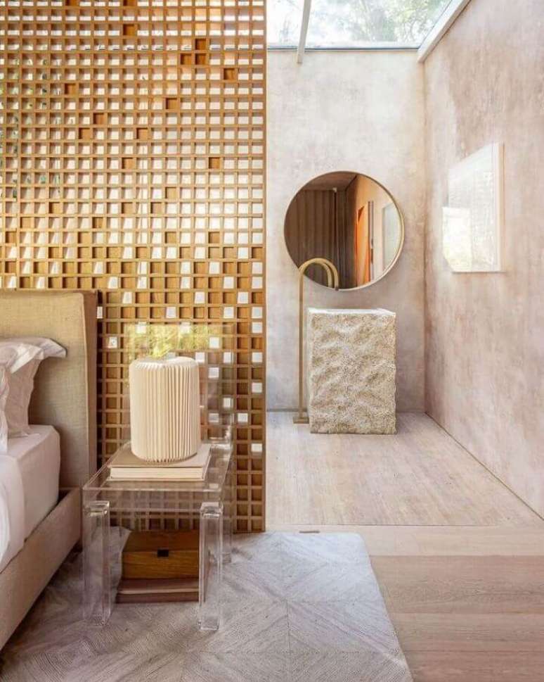 26. Decora&ccedil;&atilde;o moderna em tons de bege para quarto suite com espelho redondo &ndash; Foto: Suite Arquitetos