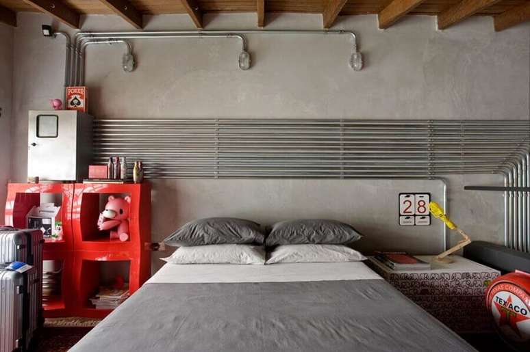 9. O quarto vermelho e cinza pode ganhar um estilo industrial utilizando os acabamentos certos – Foto: Archilovers