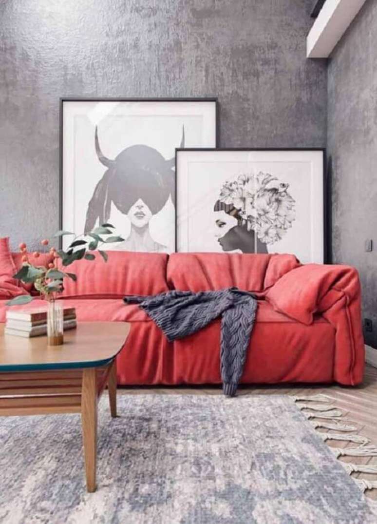 34. Decoração moderna para sala cinza com sofá vermelho e quadros apoiados no chão – Foto: Behance