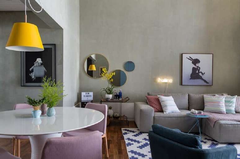 27. Nessa decoração moderna para sala de estar integrada com sala de jantar foi utilizado com conjunto de espelhos redondos com tamanhos diferentes – Foto: Two Design