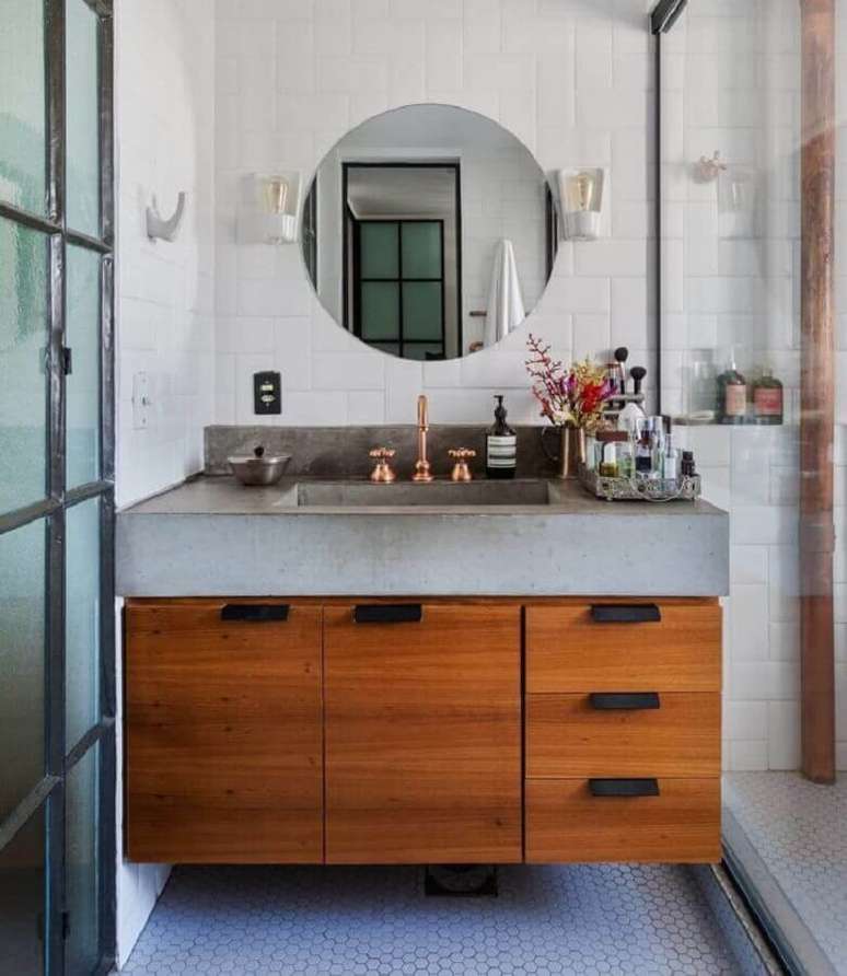 28. Decoração para banheiro com espelho redondo sem moldura e gabinete de madeira – Foto: Histórias de Casa
