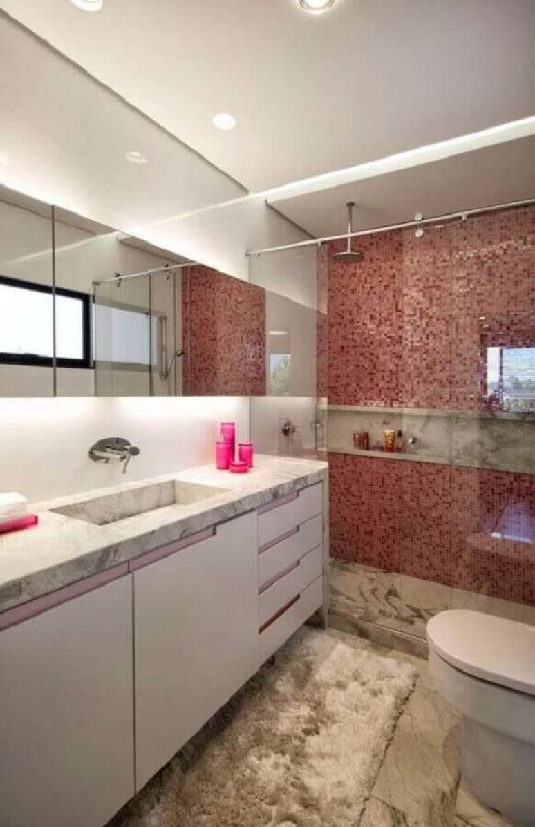 11. Decoração clean para banheiro com pastilha vermelha e tapete felpudo – Foto: Pinteres