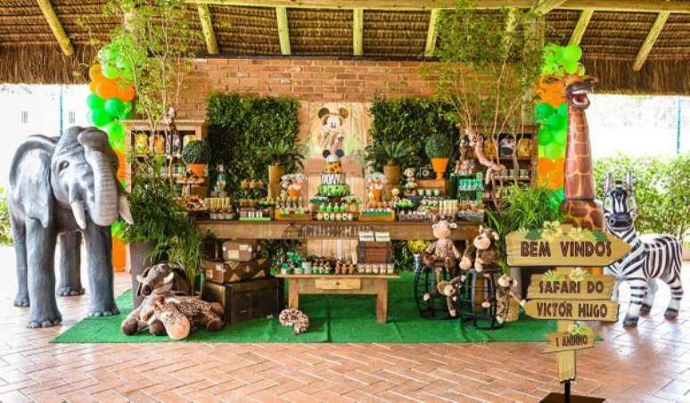 13. Placas personalizadas com o nome do aniversariante para festa saf&aacute;ri. &ndash; Foto: Pinterest