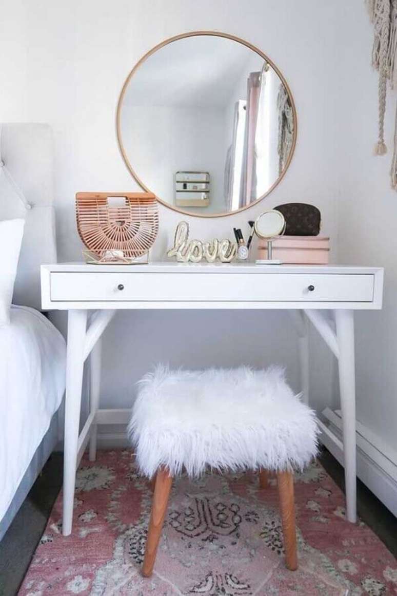 30. Decoração para quarto com penteadeira branca e espelho redondo com moldura delicada – Foto: Pinterest