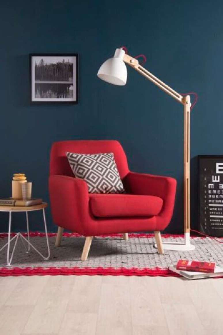 16. Fa&ccedil;a a combina&ccedil;&atilde;o de azul com tons de vermelho para uma decora&ccedil;&atilde;o charmosa &ndash; Foto: Pinosy