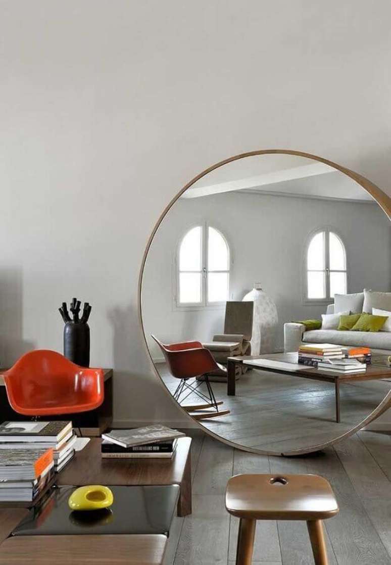 2. Decoração moderna para sala com espelho redondo grande – Foto: Menter Architects