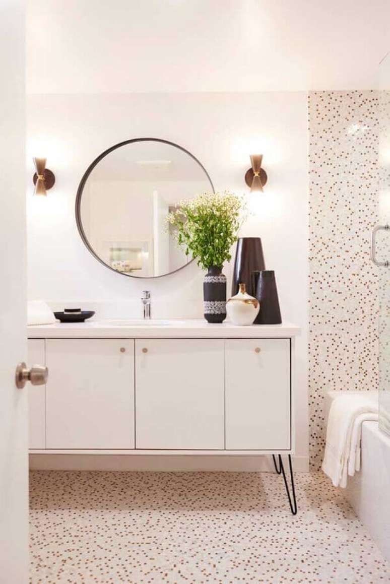 32. Romântica decoração com espelho redondo para banheiro todo branco – Foto: Pinterest