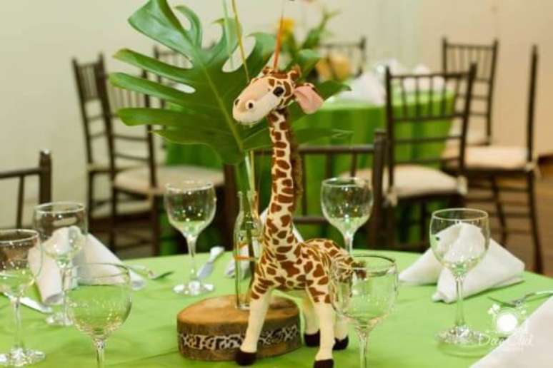 23. Centros de mesa com girafas e plantas s&atilde;o perfeitas para o clima da festa saf&aacute;ri. &ndash; Foto: Decor f&aacute;cil