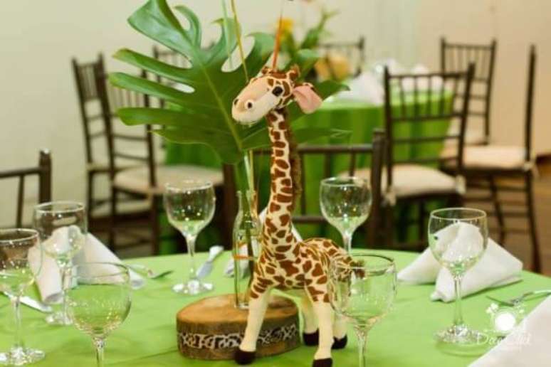 23. Centros de mesa com girafas e plantas são perfeitas para o clima da festa safári. – Foto: Decor fácil